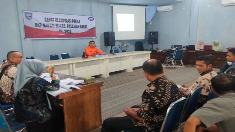 Kepala Bidang Pencegahan dan Kesiapsiagaan Badan Penanggulangan Bencana Daerah (BPBD) Pasaman Barat Zulkarnain saat memimpin rapat penyusunan klarifikasi peraturan nagari (RKP), Rabu (20/11/2024). ANTARA/Altas Maulana.