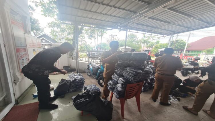 Bawaslu Padang membagikan atribut kepada pengawas TPS. (Foto: Dok. MC Padang)