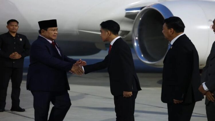 Presiden Prabowo Subianto bersalaman dengan Wakil Presiden Gibran Rakabuming Raka di Lanud Halim Perdanakusuma, Jakarta, Minggu (24/11/2024), dalam prosesi penyambutan kepulangan Presiden Prabowo dari rangkaian lawatan kenegaraan. (ANTARA/HO-Tim Media Presiden Prabowo)