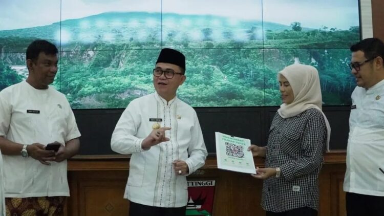 Pasarkan Produk hingga Mancanegara, Pemko Bukittinggi Luncurkan Portal Toko UMKM 1 Pjs Wako Bukittinggi, Hani Syopiar Rustam meresmikan Portal "Toko UMKM" sebagai langkah mudah mempromosikan produk UMKM ke nasional dan mancanegara melalui pemaksimalan teknologi (Antara/Al Fatah)