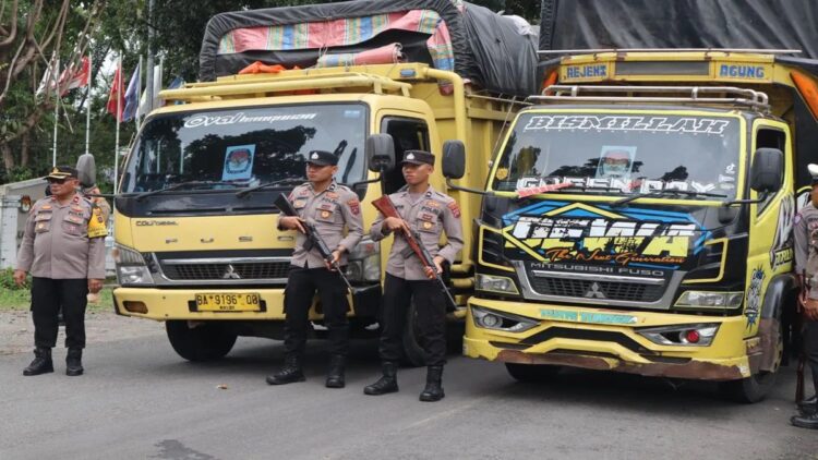 Kawal Distribusi Logistik Pilkada ke PPK, Polres Pasbar Kerahkan Puluhan Personel 1 Personel Polres Pasaman Barat saat mengawal pendistribusian logistik Pilkada dari KPU menuju PPK, Minggu (24/11/2024). ANTARA/Altas Maulana.