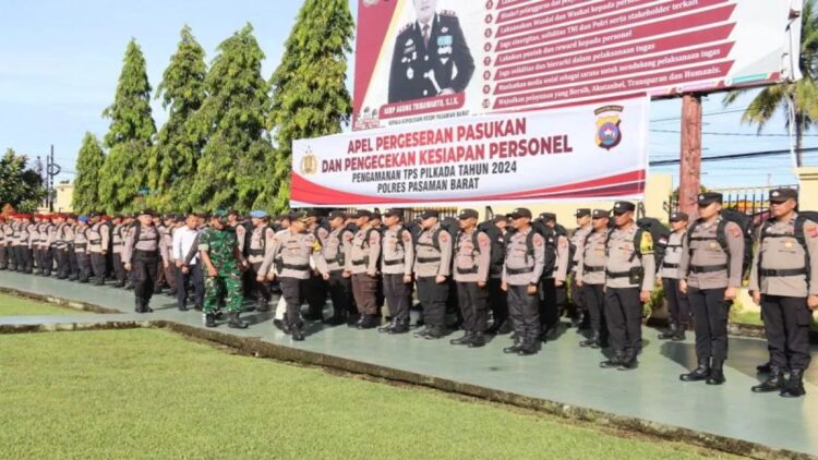 Polres Pasbar Sebar 335 Personel di 894 TPS saat Pilkada 2024 1 Wakil Kepala Polres Kompol Chairul Amri Nasution saat melakukan pemeriksaan pasukan pengamanan Pilkada 2024 di halaman Polres setempat sebelum turun kelapangan saat apel pergeseran pasukan dan pengecekan kesiapan personel, Senin (25/11/2024). Antara/HO-Humas Polres Pasaman Barat.