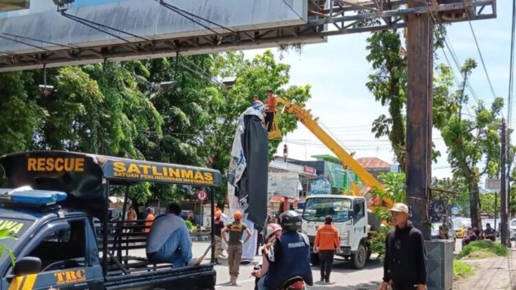 Bawaslu Padang Intensifkan Penertiban APK dan Kampanye di Medsos saat Masa Tenang 1 Bawaslu Kota Padang melakukan penertiban APK milik pasangan calon wali kota. (ANTARA/Siti Hapsyoo)