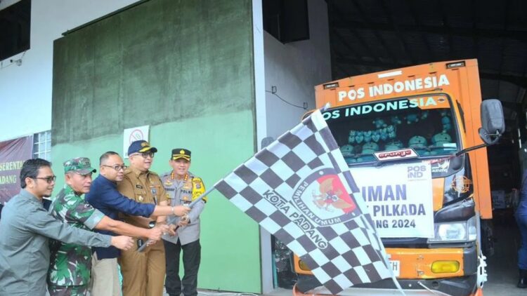 Pj Wali Kota Padang, Andree Algamar bersama Forkopimda dan KPU melepas distribusi logisktik Pilkada 2024. (ANTARA/HO-Pemkot Padang)