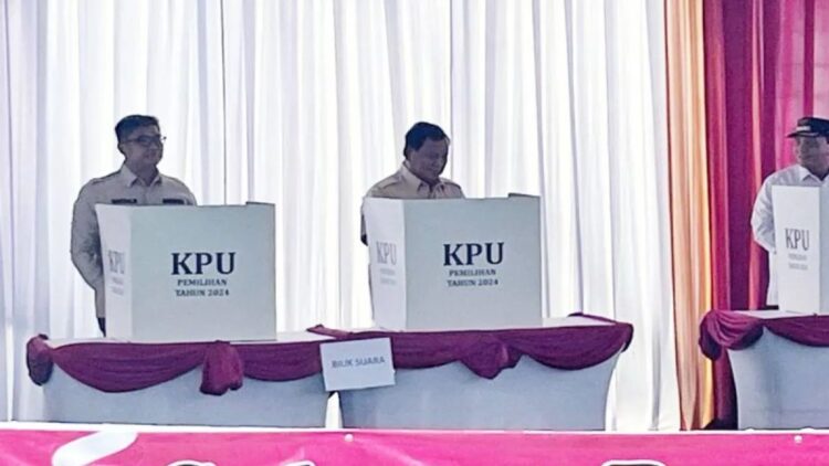 Pilkada 2024, Presiden Prabowo Mencoblos di TPS 08 Bojong Koneng Bogor 1 Presiden RI Prabowo Subianto (tengah) mencoblos surat suara di TPS 08, Desa Bojong Koneng, Babakan Madang, Bogor, Jawa Barat, Rabu (27/11/2024). (ANTARA/Fathur Rochman)