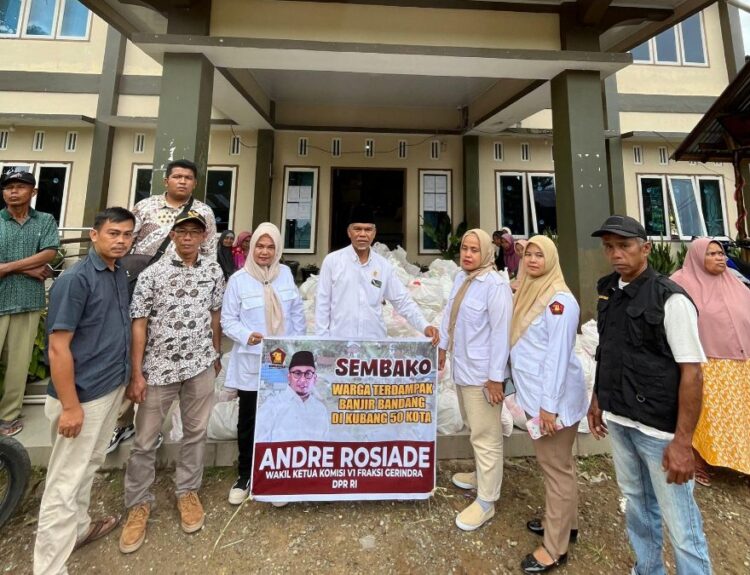 Andre Rosiade Kirim 1.500 Paket Sembako untuk Korban Banjir Bandang Limapuluh Kota 1 Andre Rosiade melalui timnya mengirimkan bantuan ribuan paket sembako untuk korban banjir bandang di Limapuluh Kota. (Foto: Dok. istimewa)