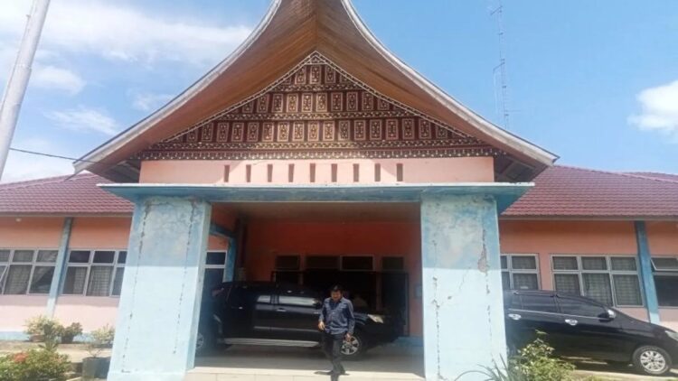 Waspada Banjir, BPBD Pasaman Barat Ingatkan Warga di Tepi Sungai 1 Kantor Badan Penanggulangan Bencana Daerah (BPBD) Kabupaten Pasaman Barat. BPBD daerah setempat mengingatkan warga agar mewaspadai banjir mengingat curah hujan yang tinggi saat ini. (ANTARA/Altas Maulana).