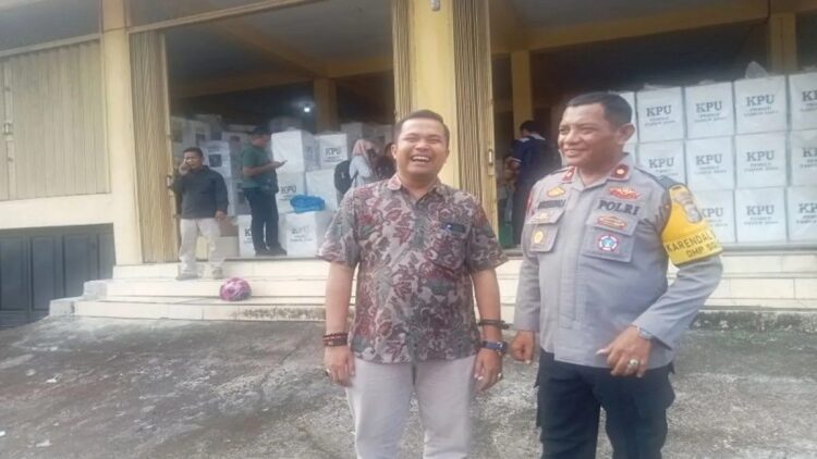 Kepala Bagian Ops Polres Pasaman Barat Kompol Muzhendra dan Ketua KPU Pasaman Barat Alfi Syahrin saat meninjau gudang logistik Pilkada 2024, Selasa (12/11/2024). Antara/Altas Maulana.