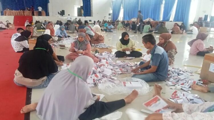 Proses sortir dan pelipatan surat suara Pilkada 2024 yang telah diselesaikan dilakukan oleh KPU Pasaman Barat. (Antara/Altas Maulana).