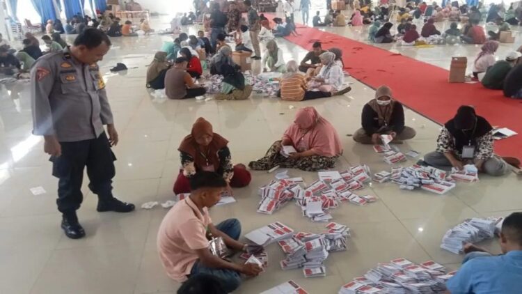 Kawal Pelipatan Surat Suara, Polres Pasaman Barat Turunkan Personel 1 Seorang anggota Kepolisian Resor Pasaman Barat saat memperhatikan dan mengawal pelaksanaan penyortiran dan pelipatan surat suara Pilkada Pasaman Barat di Gedung Balerong Pusako Anak Nagari, Senin (4/11/2024). Antara/Altas Maulana.