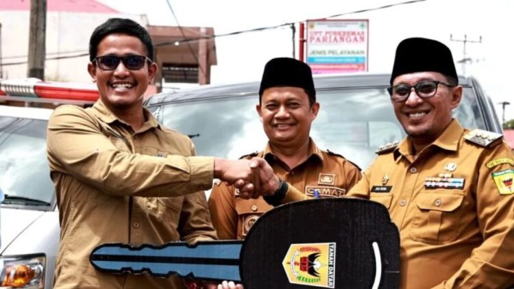 Pemkab Tanahdatar serahkan satu unit mobil pickup untuk operasional pengangkut sampah ke Nagari Simabur ( Antara/Etri Saputra).