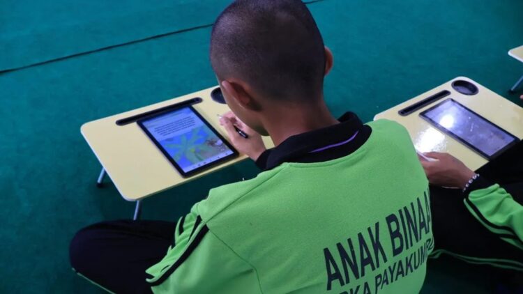 Seorang anak binaan di LPKA Kelas II Payakumbuh belajar menggunakan gawai yang terhubung ke E-Library di Payakumbuh, Rabu (20/11/2024). (ANTARA/Muhammad Zulfikar)