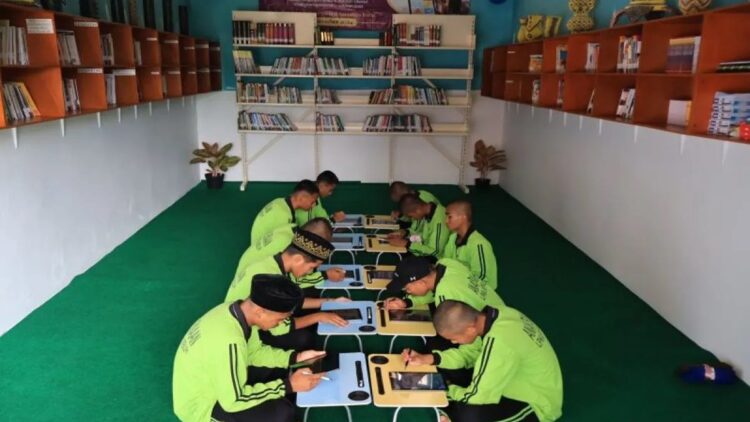 Sejumlah anak di Lembaga Pembinaan Khusus Anak (LPKA) Kelas II Payakumbuh, Provinsi Sumatera Barat (Sumbar) belajar dengan menggunakan tablet untuk mengakses e-library di Kota Payakumbuh, Rabu (20/11/2024). ANTARA/Muhammad Zulfikar