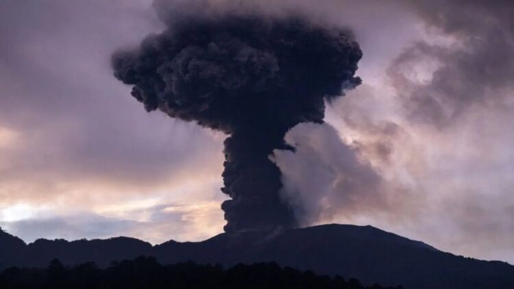 Gunung Marapi kembali Erupsi, Kolom Abu tak Teramati 1 Letusan Gunung Marapi pada 14 Januari 2024 di Kabupaten Agam, Sumatera Barat. (ANTARA/Muhammad Zulfikar)