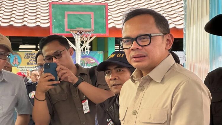 Kemendagri Targetkan Partisipasi Pemilih Pilkada Minimal Sama dengan Pilpres-Pileg 1 Wamendagri Bima Arya Sugiarto (kanan) saat meninjau tempat pemungutan suara (TPS) 006 di SDN Pegangsaan 01 Pagi, Kelurahan Pegangsaan, Jakarta, Rabu (27/11/2024). (ANTARA/Rio Feisal)