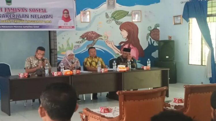 Pemprov Sumbar Tanggung Biaya Premi BPJS Ketenagakerjaan 3.000 Nelayan Kurang Mampu 1 Sosialisasi jaminan sosial BPJS Ketenagakerjaan untuk nelayan di Sumbar pada 2024. ANTARA/Miko Elfisha.