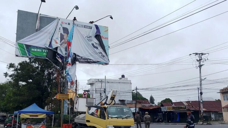 Puluhan Baliho Besar Ditertibkan Bawaslu Bukittinggi pada Masa Tenang 1 Bawaslu bersama tim gabungan melakukan penertiban alat peraga kampanye (APK) yang masih terpasang di pusat kota Bukittinggi. (Antara/Al Fatah)
