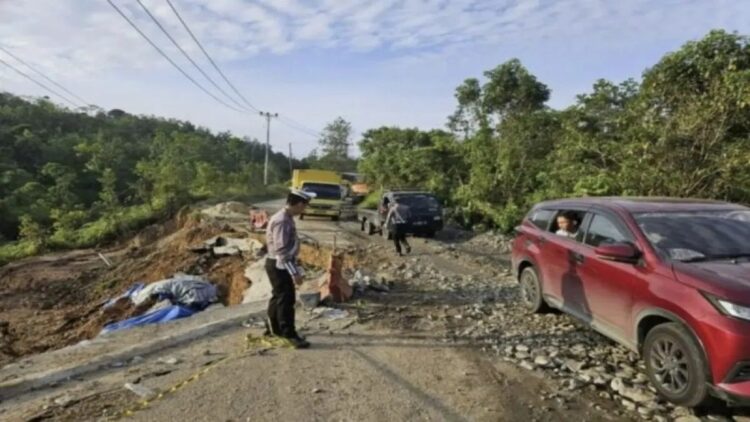 Jalan lintas Riau - Sumatera Barat diberlakukan buka tutup akibat amblasnya jalan. ANTARA/HO-Polda Riau
