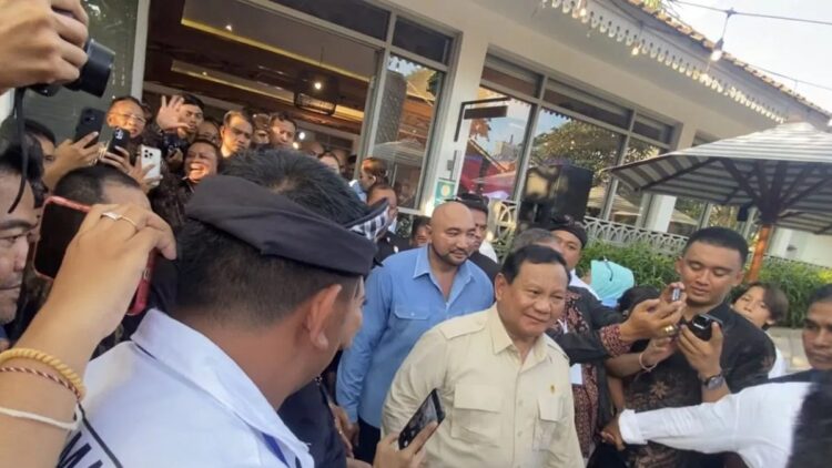 Presiden RI Prabowo Subianto saat menyapa masyarakat di sela makan siang di Denpasar, Bali, Minggu (3/11/2024). ANTARA/Ni Putu Putri Muliantari