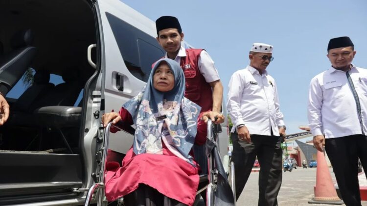 Petugas membantu melayani calon jamaah haji di Embarkasi Haji Kota Padang, Sumatera Barat (Sumbar). (ANTARA/Muhammad Zulfikar)