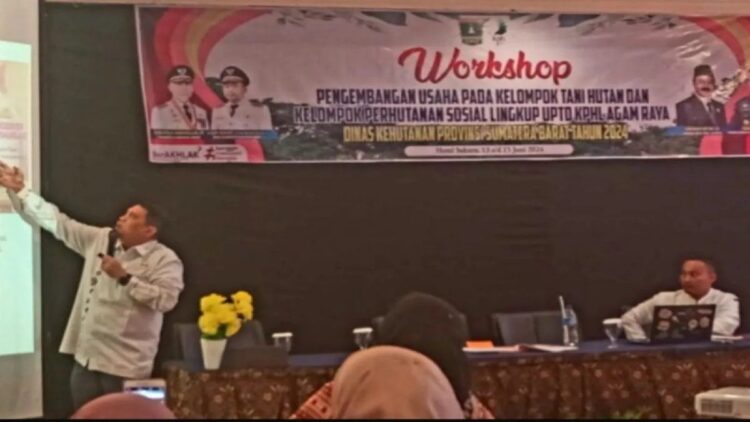 200 Pelaku UMKM dan Pengurus Koperasi di Agam Dilatih Pengembangan Usaha 1 Kepala Dinas Koperasi dan UMKM Agam Dandi Pribadi sedang memberikan materi. Dok HO/Humas Pemkab Agam