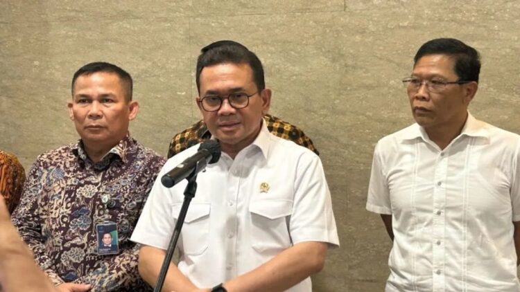 Menteri Perdagangan (Mendag) Budi Santoso usai menghadiri Rapat Koordinasi Nasional Natal dan Tahun Baru di Kantor Kementerian Perdagangan, Jakarta, Kamis (28/11/2024). (ANTARA/Maria Cicilia Galuh)