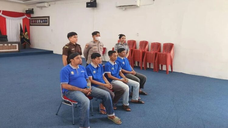 Kawanan Pengedar 8,4 Kg Ganja di Padang Divonis 20 Tahun Penjara 1 Para terdakwa mengikuti sidang secara daring dari Lapas Kelas II A Muaro Padang, pada Senin (4/11). ANTARA/HO-PolrestaPadang
