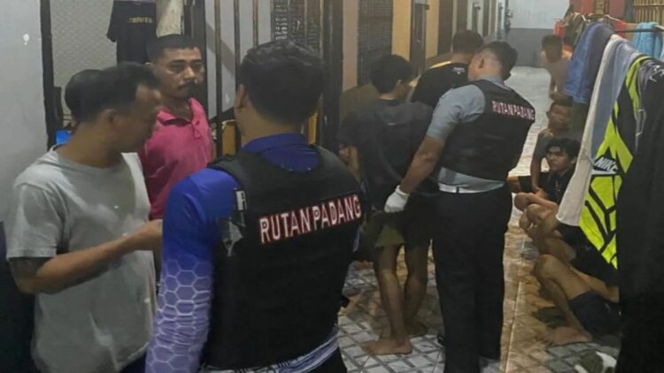 Pegawai Rutan Padang menggelar razia mendadak di kamar hunian para tahanan pada Selasa (5/11) malam. (Foto: Dok. Rutan Padang)