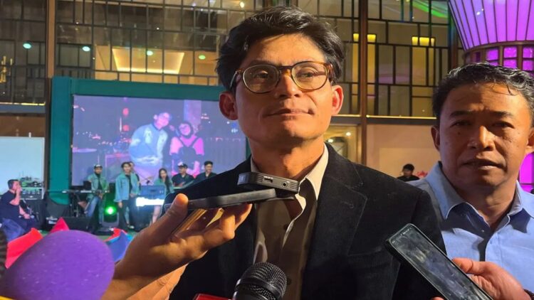 KPU RI Instruksikan Jajaran di Daerah Keluarkan Surat Keputusan Libur Pilkada 1 Anggota KPU RI August Mellaz saat memberikan keterangan kepada awak media di Kawasan Batu, Malang, Jawa Timur, Minggu (10/11/2024). (ANTARA/Narda Margaretha Sinambela)