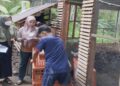Kota Pariaman Berpotensi jadi Sentral Pengembangan Unggas 4 Serah terima ayam bantuan dari Pemerintah Provinsi Sumbar ke kelompok tani di Pariaman. (Antara HO-DPPP Pariaman)