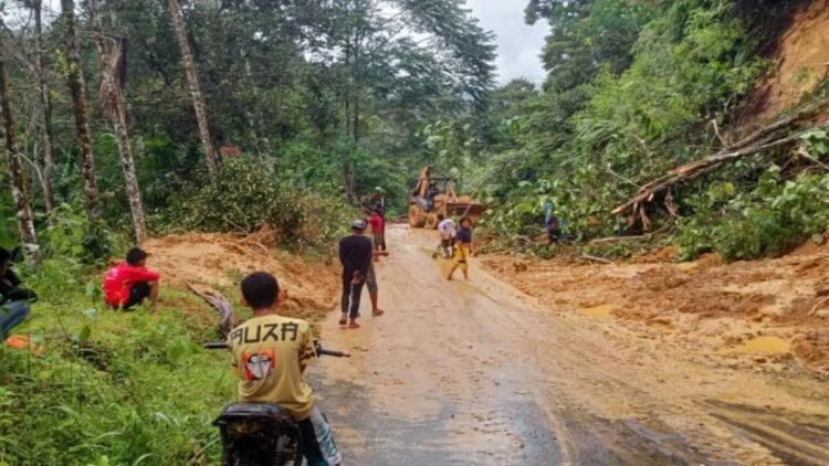 Longsor menimpa badan jalan sejumlah ruas jalan di Rimbo Simpang (Bancah Laweh) Kecamatan Simpati, Pasaman, Minggu. (Foto: Istimewa)