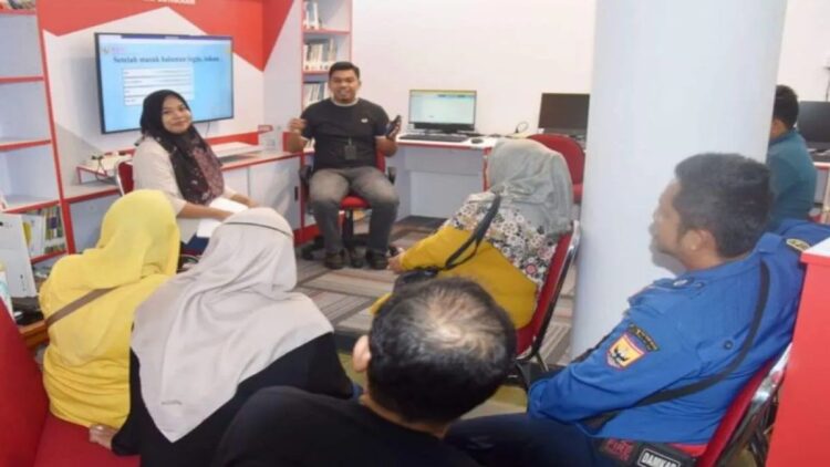 Sejumlah tenaga honorer mengikuti arahan dari pembimbing dalam pengoperasian komputer untuk ujian PPPK yang berbasis komputer atau CAT. Antara/HO-Diskominfo Pariaman