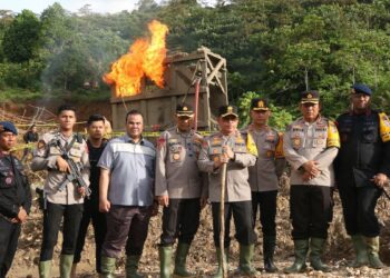 Kapolda Sumbar Irjen Pol Suharyono dan rombongan PJU Polda Sumbar membakar tambang ilegal di Solsel. (dok. istimewa)