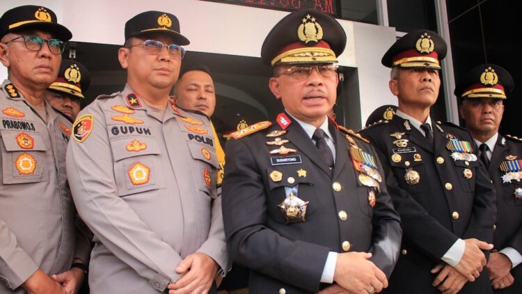 Kapolda Sumbar Pastikan Pelaku Penembakan Kasat Reskrim Polres Solsel Dipecat Secepatnya 1 Kapolda Sumbar dan jajaran beri keterangan terkait polisi tembak polisi di Solsel. (dok. istimewa)
