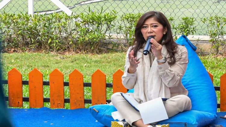 Menteri Komunikasi dan Digital Meutya Hafid berdialog dengan warga saat kunjungan kerja ke RPTRA Intiland Teduh Semper Barat, Jakarta, Selasa (12/11/2024). (ANTARA FOTO/Muhammad Adimaja/Spt)