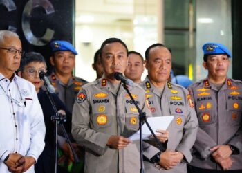 Kadiv Humas Mabes Polri, Irjen Pol Shandy Nugroho memberikan keterangan pers terkait PTDH terhadap AKP Dadang Iskandar, pelaku penembakan AKP Ryanto Ulil Anshari di Polres Solsel, Sumbar. (dok. Div Humas)