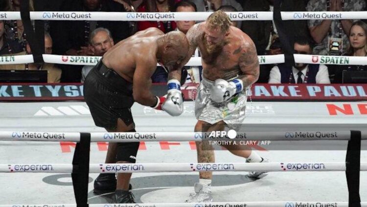 Mike Tyson Tumbang, Jake Paul Menangkan Duel Tinju Fenomenal Abad Ini 1 Mike Tyson vs Jake Paul. (dok. AFP)