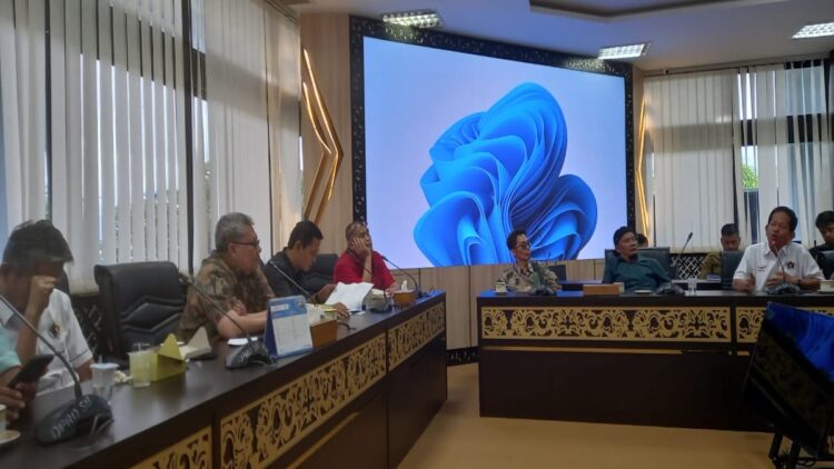 Audiensi dengan DPRD, PWI Sumbar Berharap Dana Hibah Disetujui Secepatnya 1 Audiensi PWI Sumbar dengan pimpinan DPRD Sumbar. (dok. istimewa)
