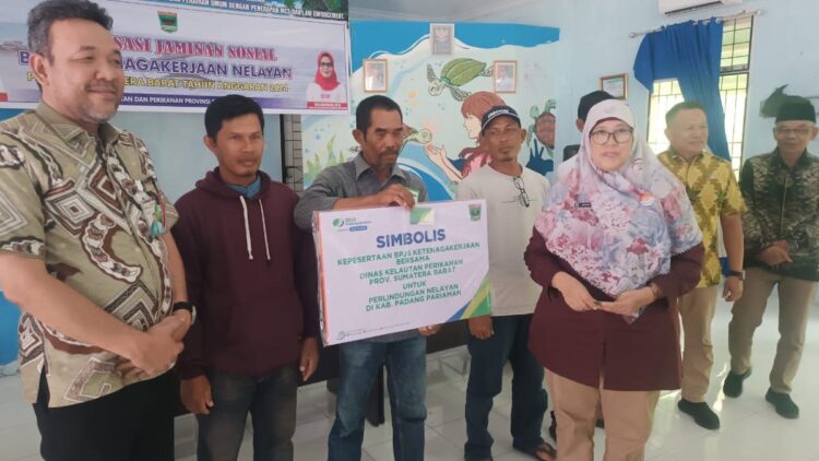Peduli Nasib Masyarakat Pesisir, Pemprov Sumbar Asuransikan 7.000 Lebih Nelayan 1 Pemprov Sumbar serahkan asuransi untuk nelayan. (dok. adpsb)