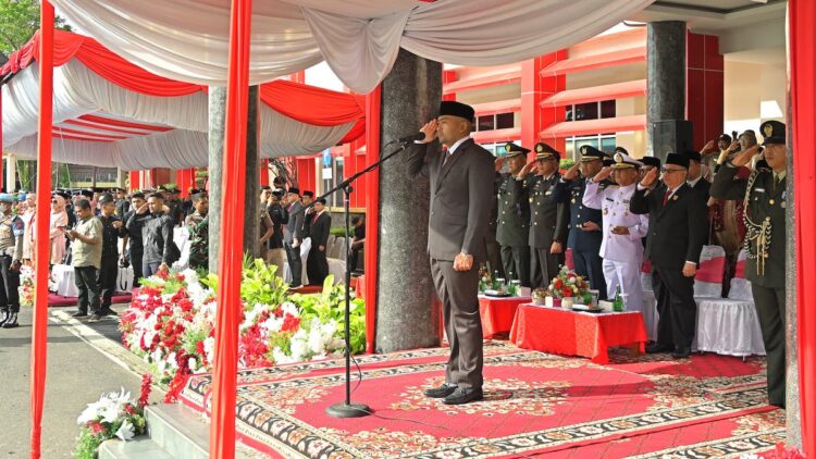 Plt Gubernur Audy Joinaldy Ingatkan Lagi Pentingnya Meneladani Pahlawan Bangsa 1 Plt Gubernur Sumbar Audy jadi inspektur upacara Hari Pahlawan 2024 di Kantor Gubernur Sumbar. (dok. adpsbr)