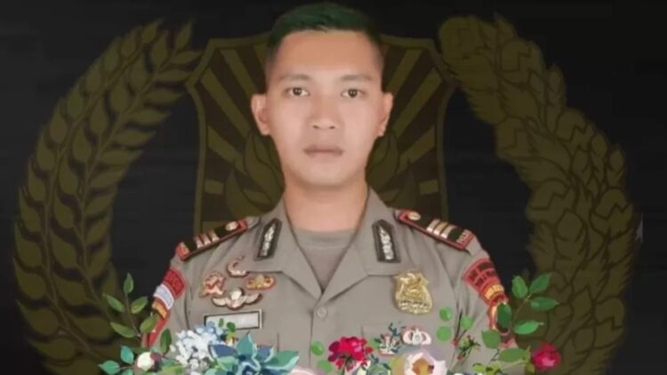 Kapolri Beri Kenaikan Pangkat Jadi Kompol Anumerta ke Almarhum AKP Ulil 1 AKP Ryanto Ulil Anshari dapat kenaikan pangkat setingkat menjadi Kompol oleh Kapolri. (dok. istimewa)