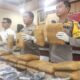 Kapolres Pasbar perlihatkan barang bukti 30 kg ganja. (dok. istimewa)