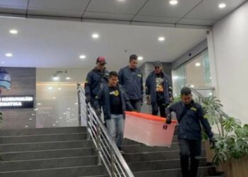 Personel Direktorat Reserse Kriminal Umum (Ditreskrimum) Polda Metro Jaya saat melakukan penggeledahan di Kantor Komdigi, Jalan Medan Merdeka Barat, Jumat, (1/11/2024). (ANTARA/HO-Ditreskrimum Polda Metro Jaya/am)