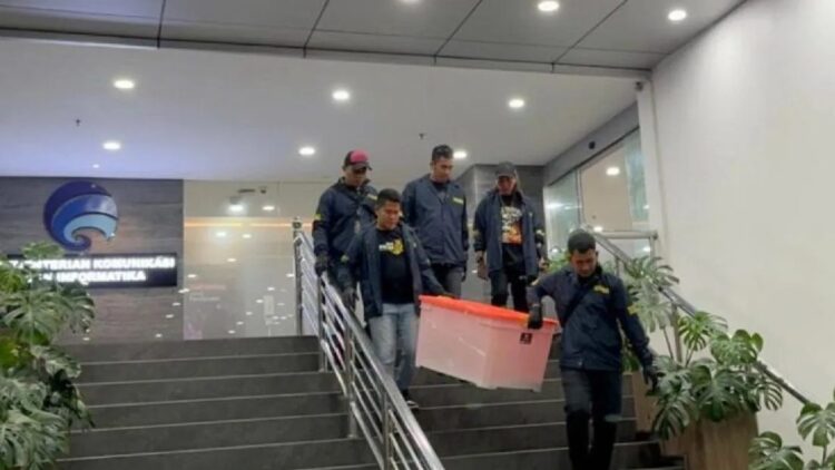 Polisi Sita Rp73,7 Miliar pada Kasus Judi Online Oknum Komdigi 1 Personel Direktorat Reserse Kriminal Umum (Ditreskrimum) Polda Metro Jaya saat melakukan penggeledahan di Kantor Komdigi, Jalan Medan Merdeka Barat, Jumat, (1/11/2024). (ANTARA/HO-Ditreskrimum Polda Metro Jaya/am)