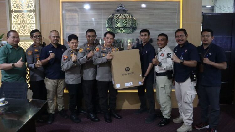 PT Semen Padang Serahkan 8 Unit Komputer untuk Polresta Padang 1 Semen Padang serahkan bantuan 8 unit komputer untuk Polresta Padang. (dok. Humas)