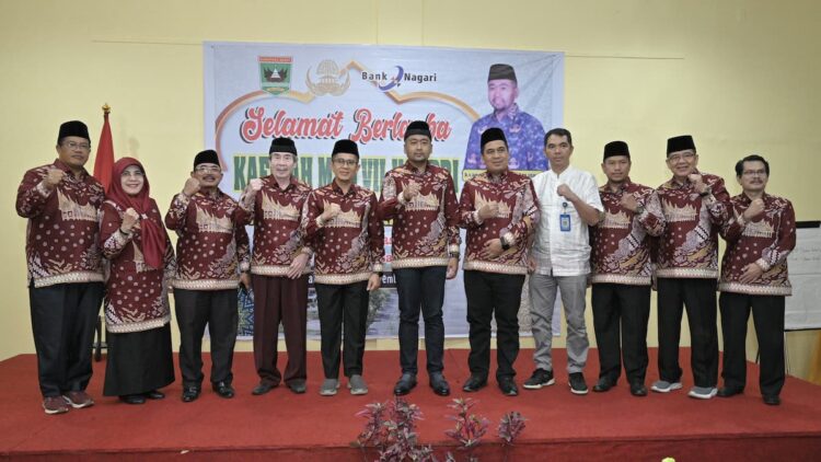 Sumatera Barat Pertahankan Gelar Juara Umum di Ajang MTQ VII Korpri Palangkaraya 1 Plt Gubernur Sumbar, Audy Joinaldy saat melepas kontingen MTQ Korpri ke Kalsel. (dok. adpsb)