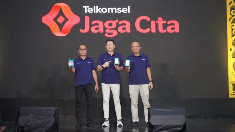 Telkomsel Jaga Cita, Kuatkan Ekosistem Digital untuk Pendidikan Berkelanjutan 1 VP Consumer Business Area Jawa Bali Telkomsel, Suryo Hadiyanto; CFO INDICO, Andry Firdiansyah; dan CEO Kuncie, Kemas M. Fadhli hadir dalam peluncuran inisiatif Telkomsel Jaga Cita di Yogyakarta (7/11). (dok. istimewa)