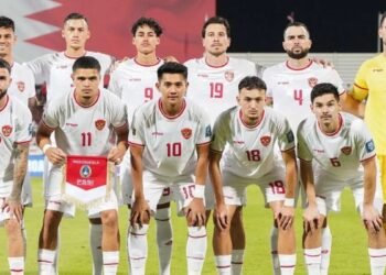 Sebelas pesepak bola Timnas Indonesia berpose ke arah fotografer sebelum bertanding melawan Timnas Bahrain dalam laga Grup C putaran ketiga Kualifikasi Piala Dunia 2026 zona Asia yang berakhir seri 2-2 di Stadion Nasional Bahrain, Kamis (10/10/2024). ANTARA FOTO/HO-PSSI/app/YU/aa. (Handout PSSI)
