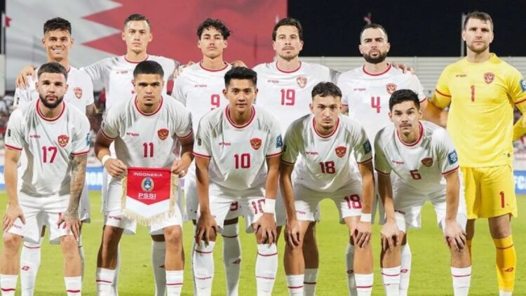 Hitung-hitungan Peluang Timnas Indonesia Jika Mampu Kalahkan Jepang 1 Sebelas pesepak bola Timnas Indonesia berpose ke arah fotografer sebelum bertanding melawan Timnas Bahrain dalam laga Grup C putaran ketiga Kualifikasi Piala Dunia 2026 zona Asia yang berakhir seri 2-2 di Stadion Nasional Bahrain, Kamis (10/10/2024). ANTARA FOTO/HO-PSSI/app/YU/aa. (Handout PSSI)
