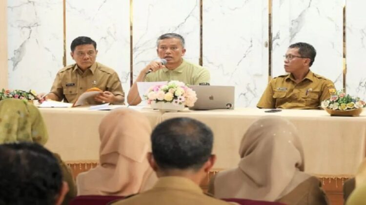 Ikut Seleksi PPPK, Pemko Pariaman Sediakan Kursus Komputer Gratis untuk Honorer 1 Penjabat Wali Kota Pariaman, Sumbar Roberia memimpin rapat dengan organisasi perangkat daerah setempat guna memvalidasi data tenaga honorer di daerah itu. Antara/HO-Diskominfo Pariaman